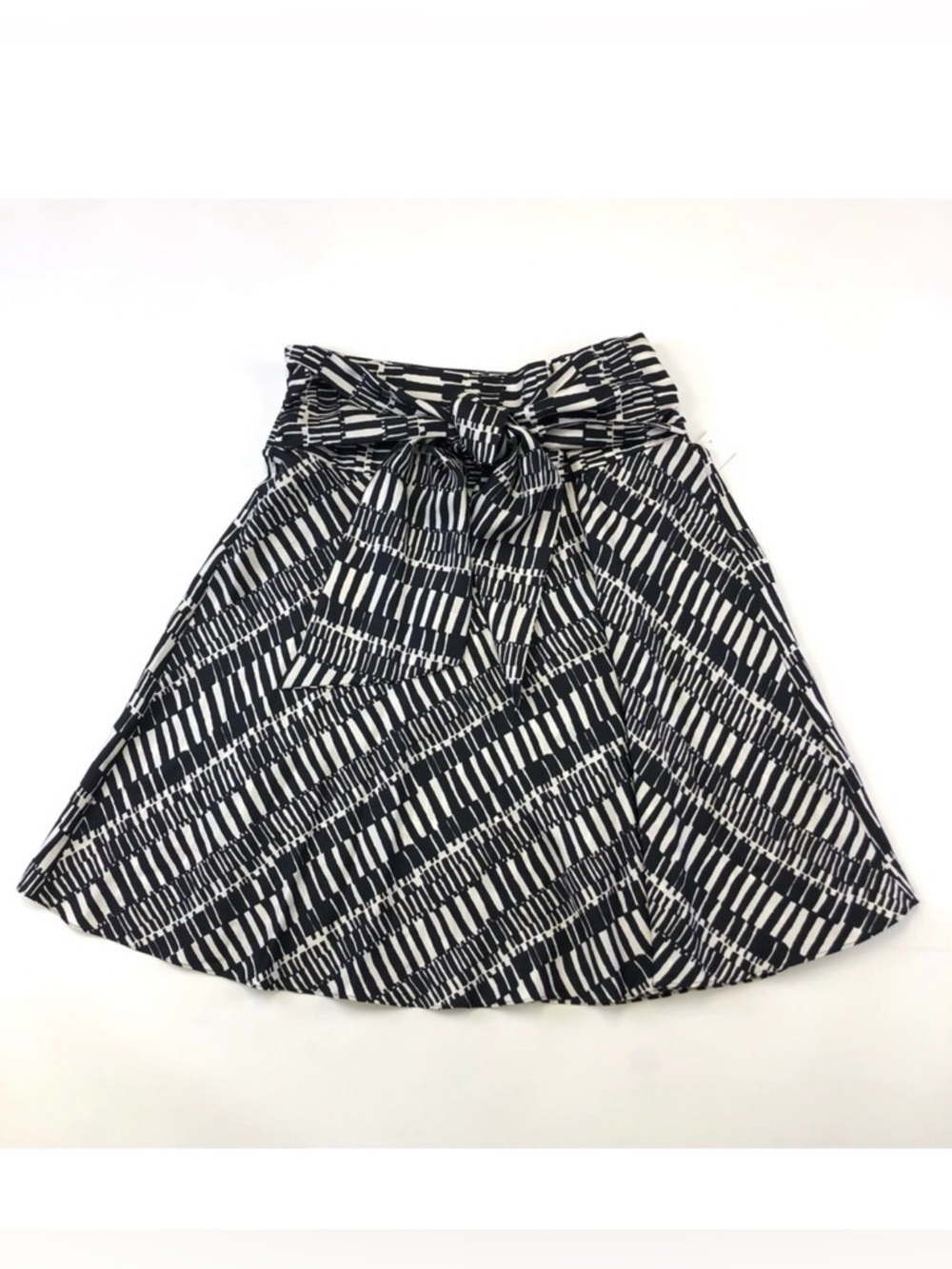 Club Monaco silk geometric skirt Size 6 Aline skirt Size 6 tie waist black white